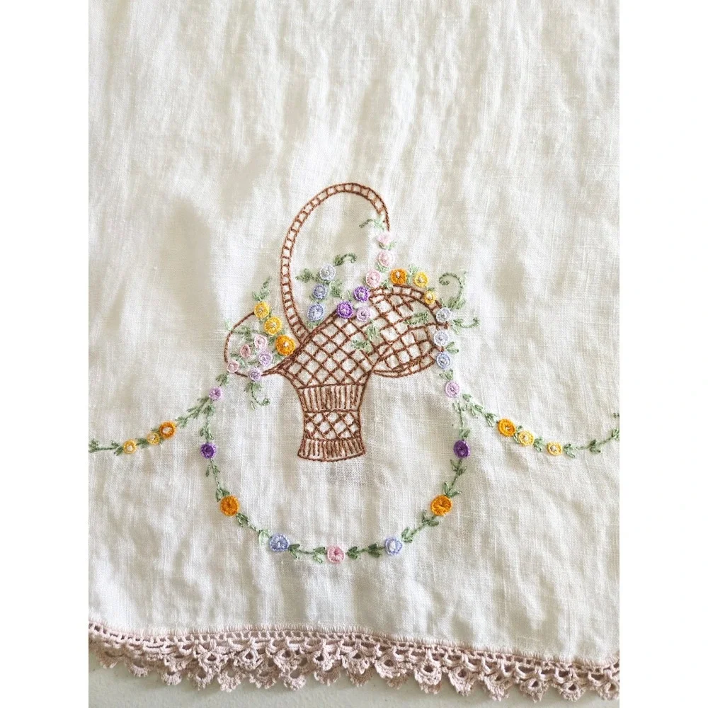 Vintage‎ Hand Embroidered White Linen Table Runner Floral Basket Lace 42x18